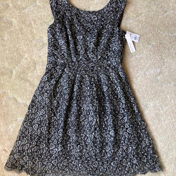 Black and silver lace sequined short formal dress, with back zipper - Picture 1 of 7